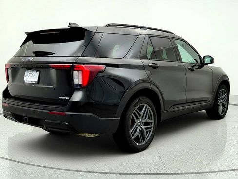 Used 2025 Ford Explorer ST-Line w/ ST-Line Street Pack AWD/4WD image 5