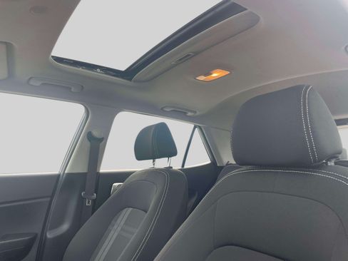 Used 2022 Hyundai Venue SEL FWD image 16
