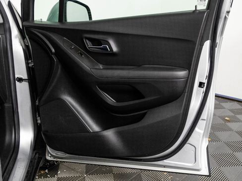 Used 2017 Chevrolet Trax LT w/ LT Convenience Package image 27