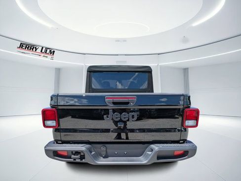 New 2025 Jeep Gladiator Sport image 4