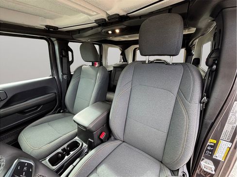 Used 2025 Jeep Wrangler Unlimited Sahara image 16