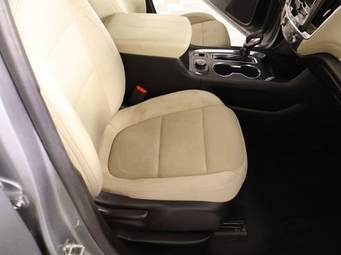 Used 2023 Chevrolet Traverse LS image 13