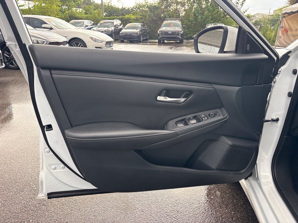 Used 2025 Nissan Sentra SV FWD image 10
