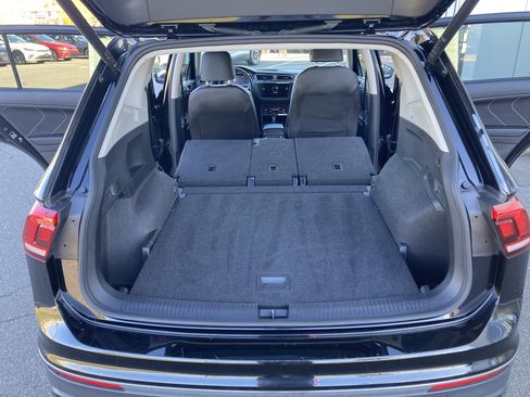 Certified 2024 Volkswagen Tiguan SE image 7