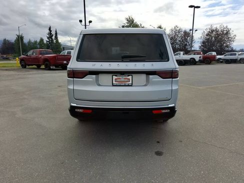 Certified 2024 Jeep Wagoneer L Series II w/ Flexible Seating Group AWD/4WD image 7