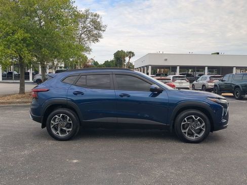 Used 2024 Chevrolet Trax LT w/ Sunroof Package FWD image 2