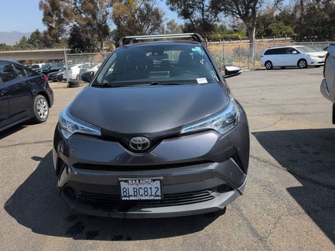 Used 2019 Toyota C-HR XLE FWD image 2
