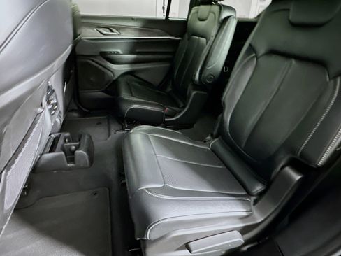 Used 2024 Jeep Grand Cherokee L Limited w/ Luxury Tech Group II image 28