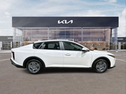 New 2025 Kia K4 LX image 9