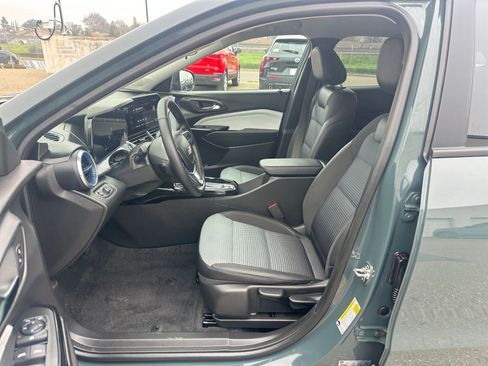 Used 2025 Chevrolet Trax LT w/ LT Convenience Package image 28