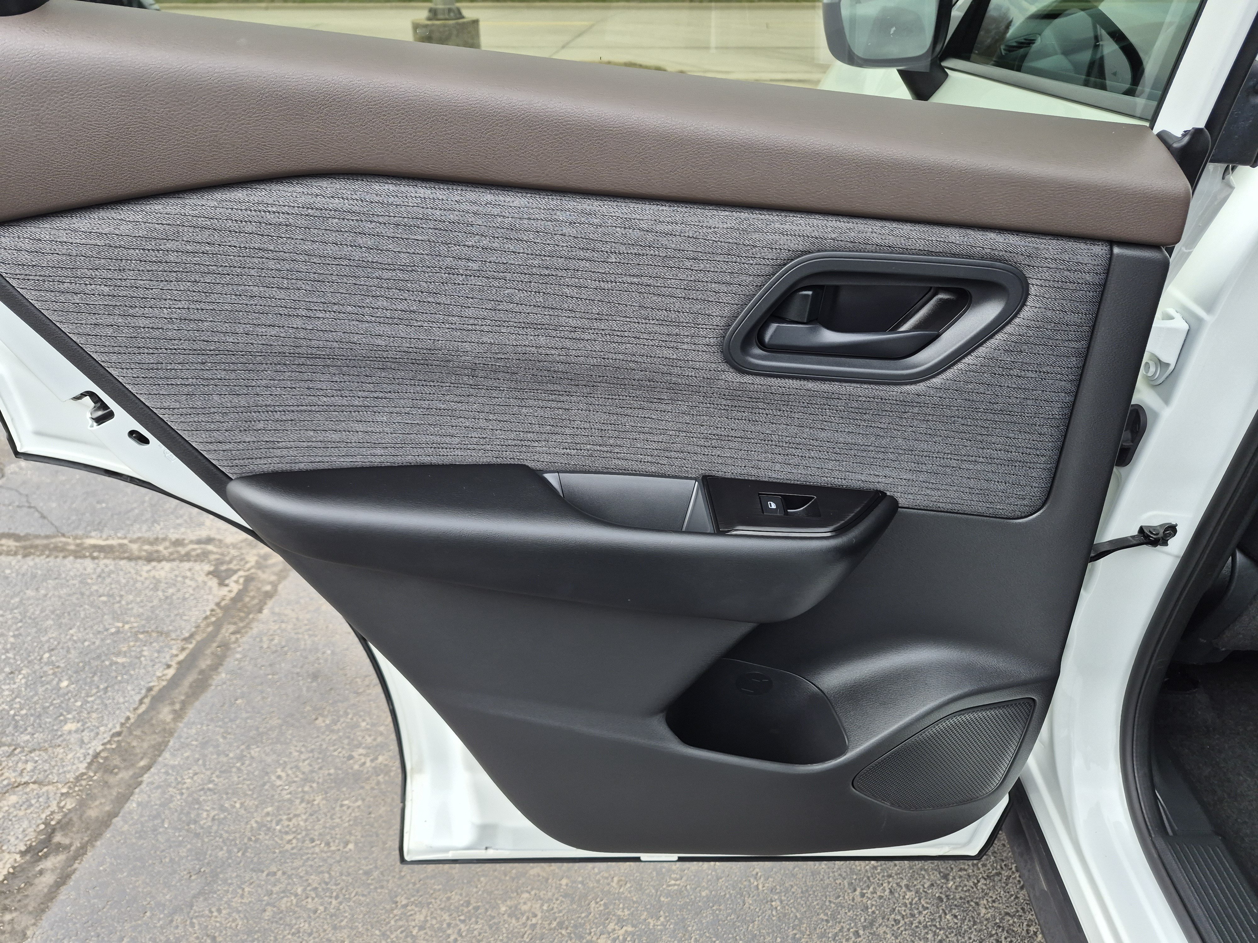 Used 2023 Nissan Rogue S AWD/4WD image 12