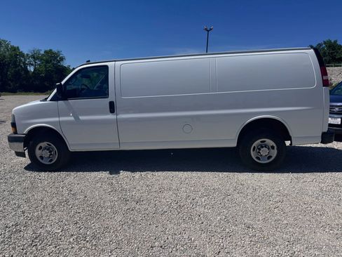 Used 2018 Chevrolet Express 2500 Extended RWD image 2