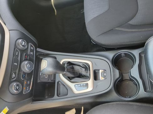Used 2015 Jeep Cherokee Latitude FWD image 18