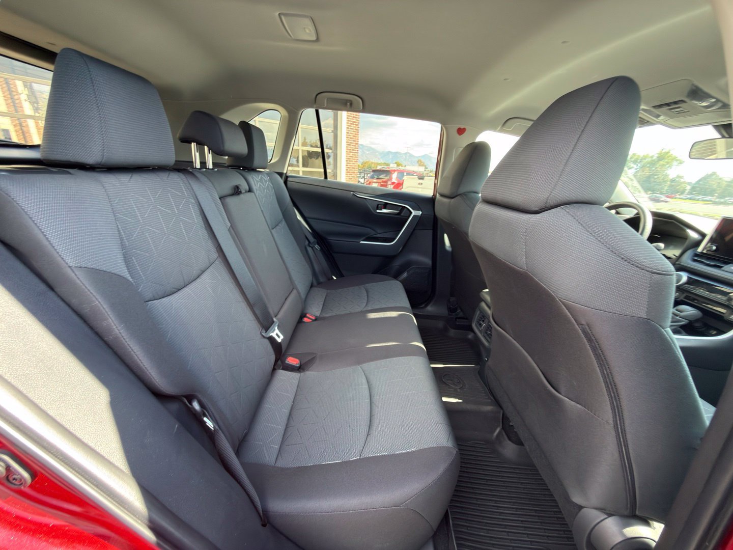 Used 2025 Toyota RAV4 XLE FWD image 31