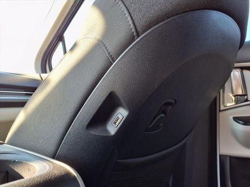 Used 2022 Kia Carnival LX image 21