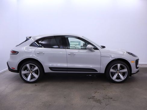 Certified 2025 Porsche Macan AWD/4WD image 8