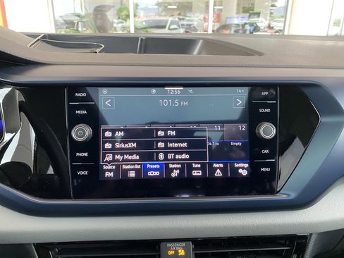 Used 2023 Volkswagen Taos SE w/ Panoramic Sunroof Package image 3