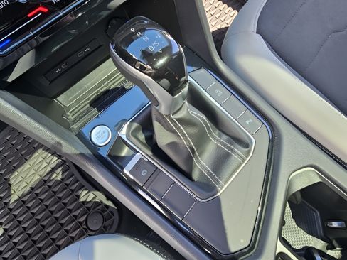 Certified 2025 Volkswagen Taos SE FWD image 18