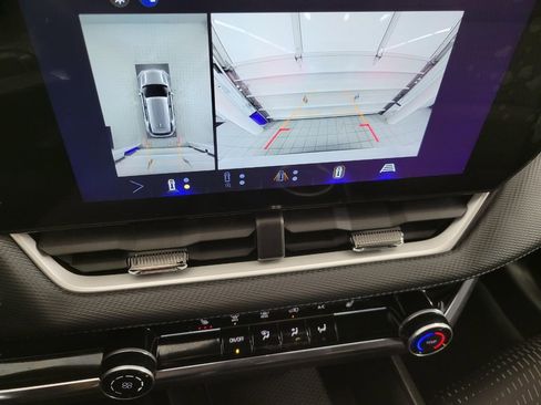 Used 2025 Chevrolet Equinox LT w/ Safety and Technology Package image 14