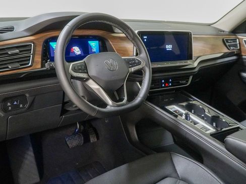 Used 2025 Volkswagen Atlas SE image 25