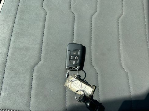 Used 2025 Volkswagen Taos SE FWD image 18
