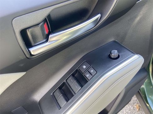Used 2025 Toyota Highlander XLE image 14