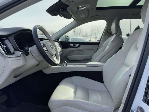 Used 2023 Volvo XC60 B5 Plus image 13