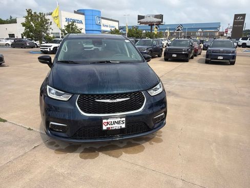 Used 2024 Chrysler Pacifica Limited FWD image 4