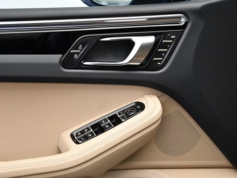 Used 2025 Porsche Macan image 33