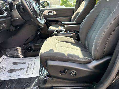 Used 2019 Chrysler Pacifica Touring Plus w/ S Appearance Package FWD image 11