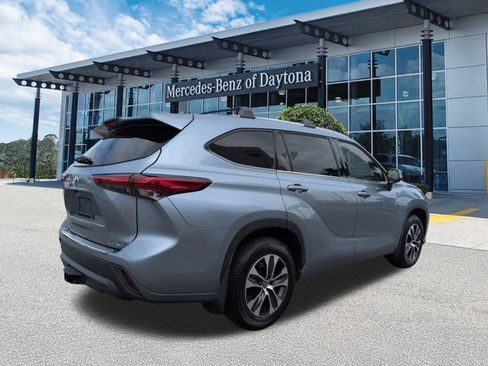 Used 2021 Toyota Highlander XLE image 4