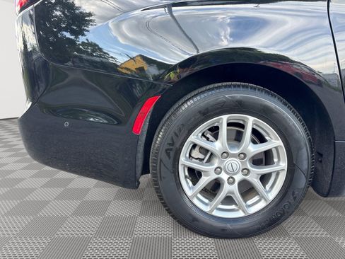 Used 2025 Chrysler Pacifica Select FWD image 29