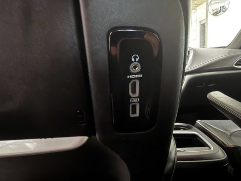 Used 2018 Chrysler Pacifica Limited w/ Advanced Safetytec Group FWD image 28