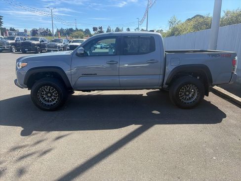 Used 2021 Toyota Tacoma TRD Off-Road w/ TRD Premium Off Road Package AWD/4WD image 3
