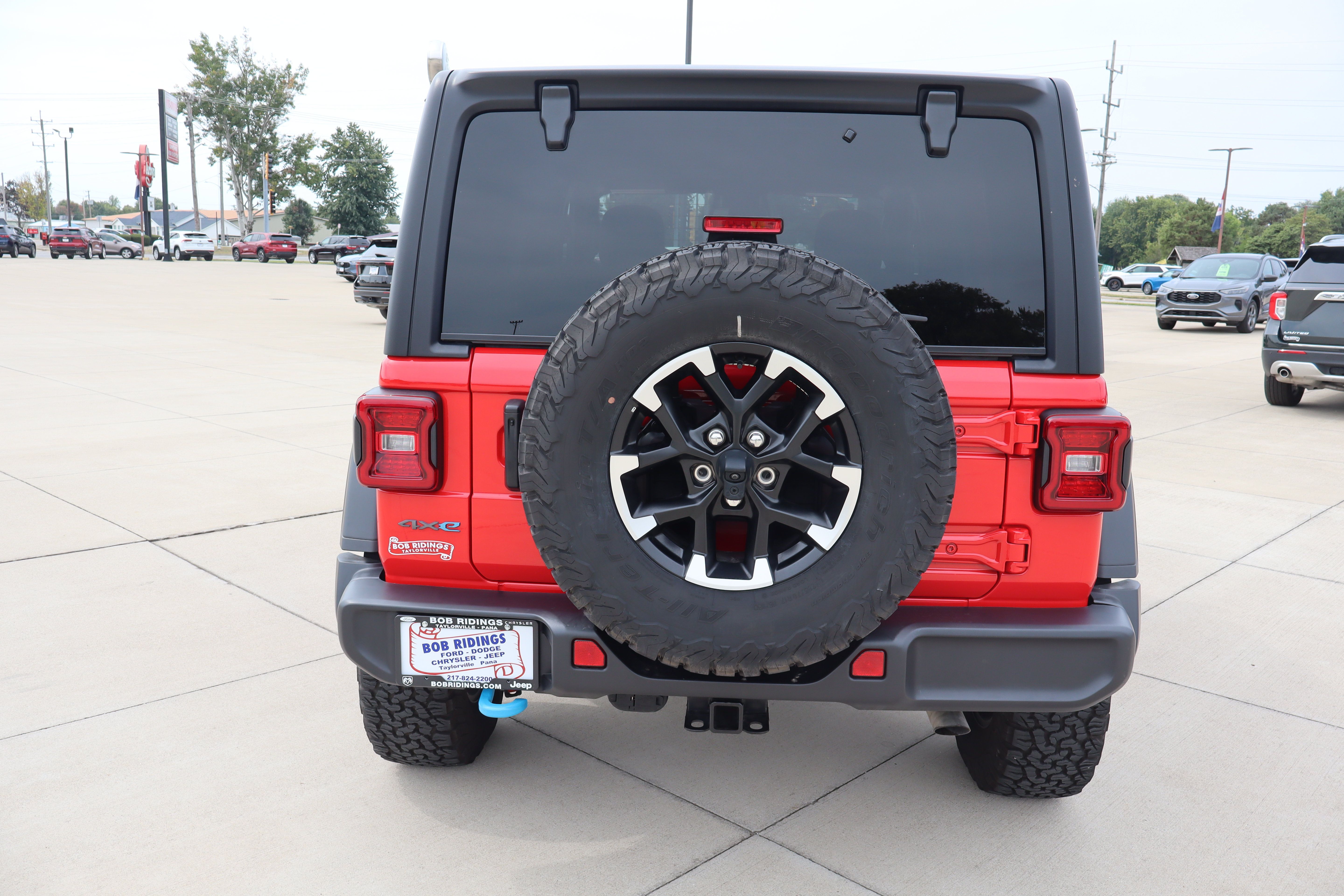 Used 2025 Jeep Wrangler Unlimited Rubicon 4xe w/ Convenience Group AWD/4WD image 6