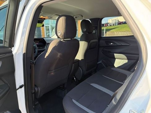 Used 2025 Chevrolet TrailBlazer LT AWD/4WD image 23