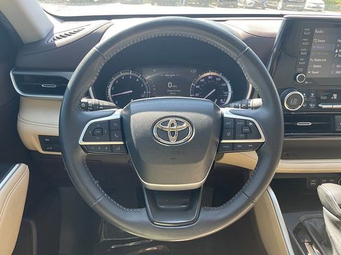 Used 2022 Toyota Highlander XLE image 14