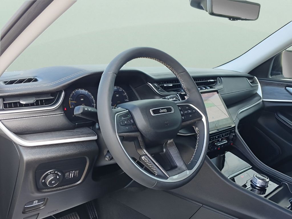Used 2023 Jeep Grand Cherokee Limited w/ Luxury Tech Group II AWD/4WD image 13