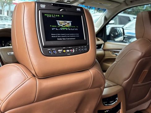 Used 2015 Cadillac Escalade Platinum RWD image 39