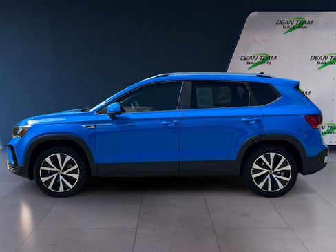 Used 2022 Volkswagen Taos SE w/ Panoramic Sunroof Package image 4