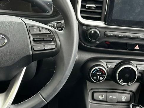 Certified 2025 Hyundai Venue SEL FWD image 25