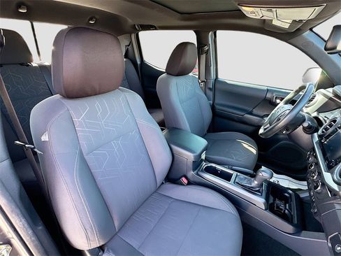 Used 2017 Toyota Tacoma TRD Sport image 28