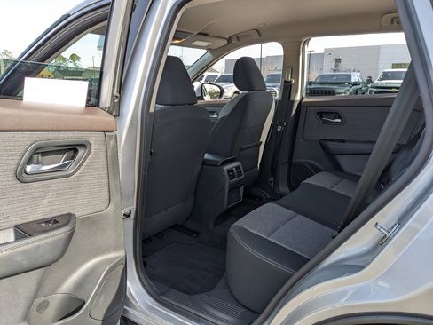 Used 2023 Nissan Rogue SV image 34