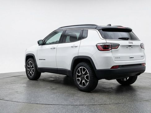 Used 2025 Jeep Compass Trailhawk image 6
