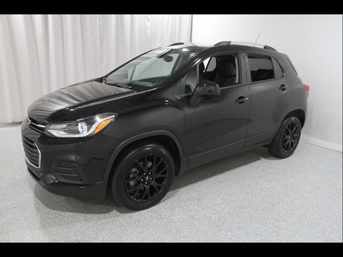 Certified 2022 Chevrolet Trax LT w/ Midnight Edition AWD/4WD image 3