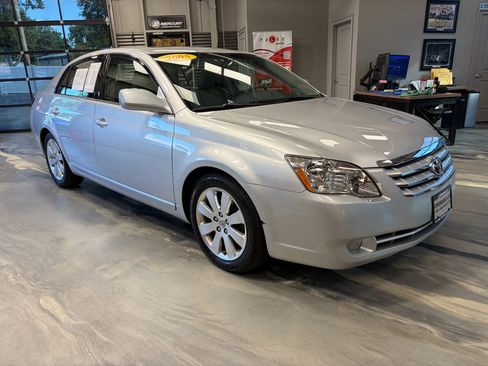 Used 2005 Toyota Avalon XLS FWD image 1