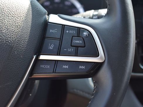 Used 2025 Toyota Highlander LE FWD image 16
