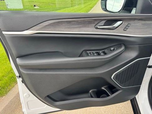 New 2026 Jeep Grand Cherokee Limited AWD/4WD image 8