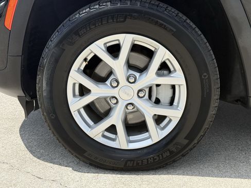 Used 2023 Jeep Grand Cherokee Limited RWD image 12