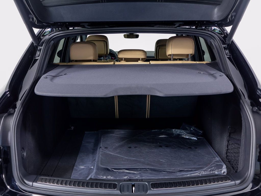 Certified 2026 Porsche Macan AWD/4WD image 32